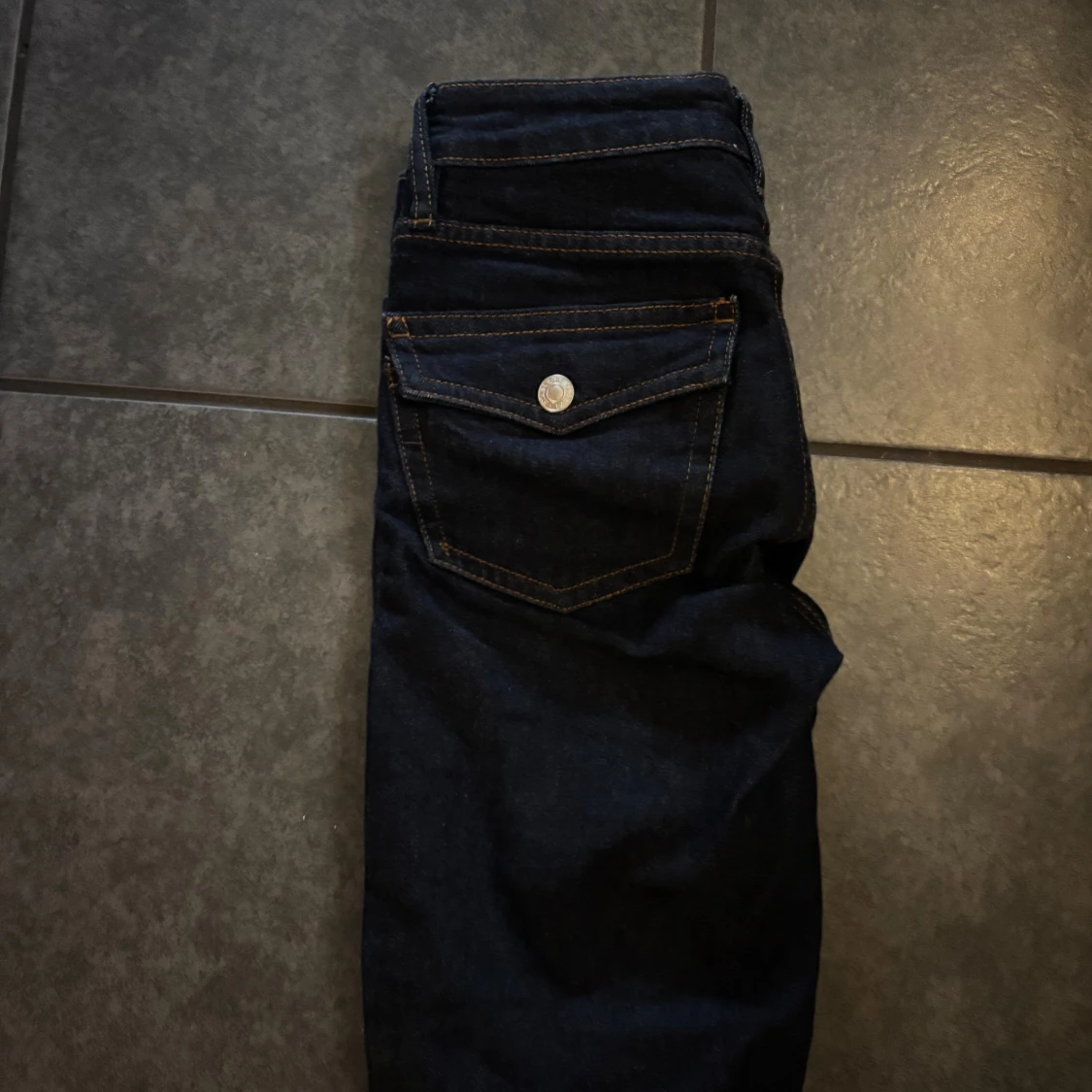 Mörkblå raka jeans med kontrastsömmar. Uppsyda för en person som är 158 cm. - 1