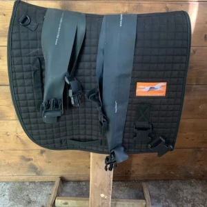 Equiband storlek L! Även GG schabrak - Säljer ett svart Equiband från med justerbara remmar.  Passar perfekt för dig som vill komma igång med träning med hästen. Jag fick råd av veterinären att köpa det, men nu är hästen återställd så väljer att sälja det! Helt och fint. Storlek Large! Tänkt pris:1000 kr. Säljer även 3 st GG schabrak i storlek Full, super fint skick! 300 kr/st då dom är oanvända. Skicka gärna meddelande till mig, eller kontakta mig på 0700326396