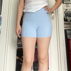 Träbingsahorts från stradivarius  - Fina träning shorts med fika på ena sidan. Jag kan mötas upp i Uddevalla centrum, annars fraktar jag gärna. Köparen står för frakten. (Står ej för postens slarv) katt finns i hemmet. 