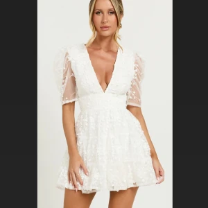 Söker pamela mini dress showpo  - Söker denna klänning i storlek 4 eller 6, xxs eller xs ifrån showpo, hör gärna av er!☺️💗