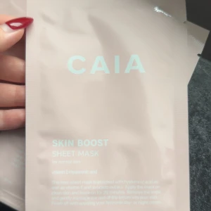 CAIA Skin Boost Sheet Mask - Fyra CAIA Skin Boost Sheet Mask i ljusrosa förpackning. Masken är berikad med hyaluronsyra, vitamin E och avokadoolja för att ge huden extra fukt och lyster. Perfekt för normal hud och enkel att använda hemma. Varje förpackning innehåller en engångsmask.