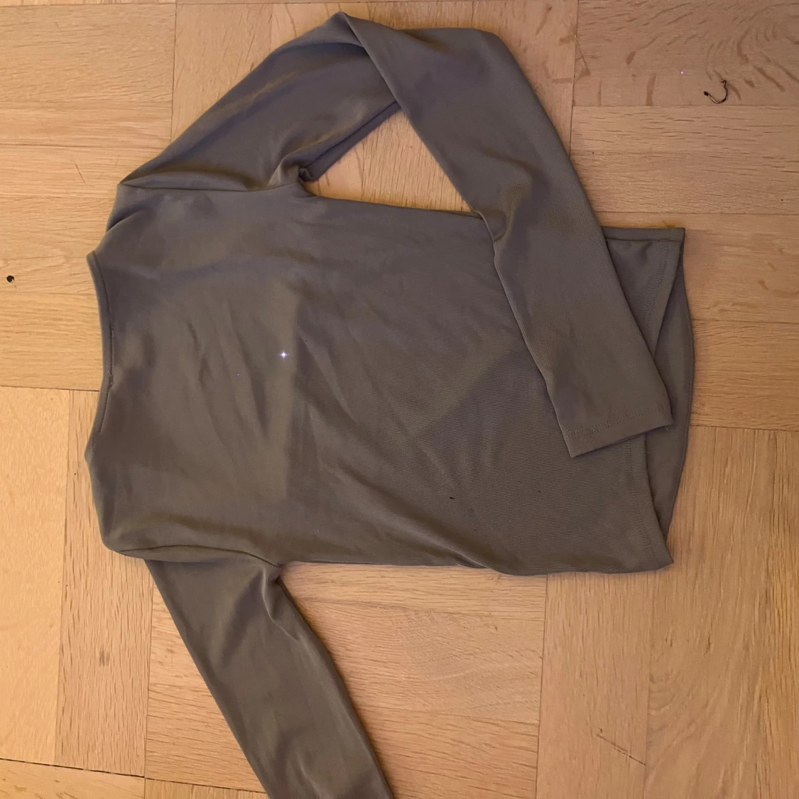 Grå/grön långärmad topp med fyrkantig ringning - 1