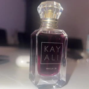 Kayali Vanilla 28 - Vanilla 28 från Kayali. 10 ml, endast använts ett enstaka antal ggr. Nypris 379 kr på Sephora. Har hållts kall och undan solen och är köpt nyligen.