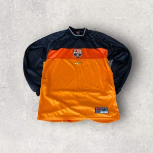 Barcelona 1999/2000 Målvaktströja Nike vinted långärmad storlek M - Sällsynt original FC Barcelona målvakts tröja ifrån säsongen 1999/2000. Nike långärmad modell, storlek M. Tröjan är i mycket bra skick för sin ålder men har en liten svart fläck syns på bild. Men färgerna är klara loggor loggor och Nike-Swoosh är i fint skick, inga större hål eller fläckar. Perfekt för samlare eller retro-Streetwear sådana här tröjor blir bara mer värdefulla med tiden! Fråga gärna om du har frågor! ☺️skickas snabbt! 💨#barcelona #vintageFotboll #Goalkeepershirt