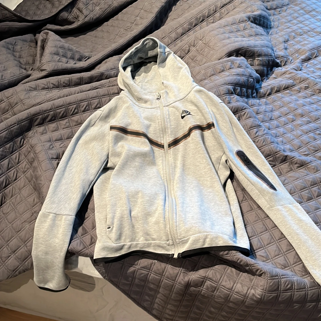 Grå hoodie från Nike med dragkedja