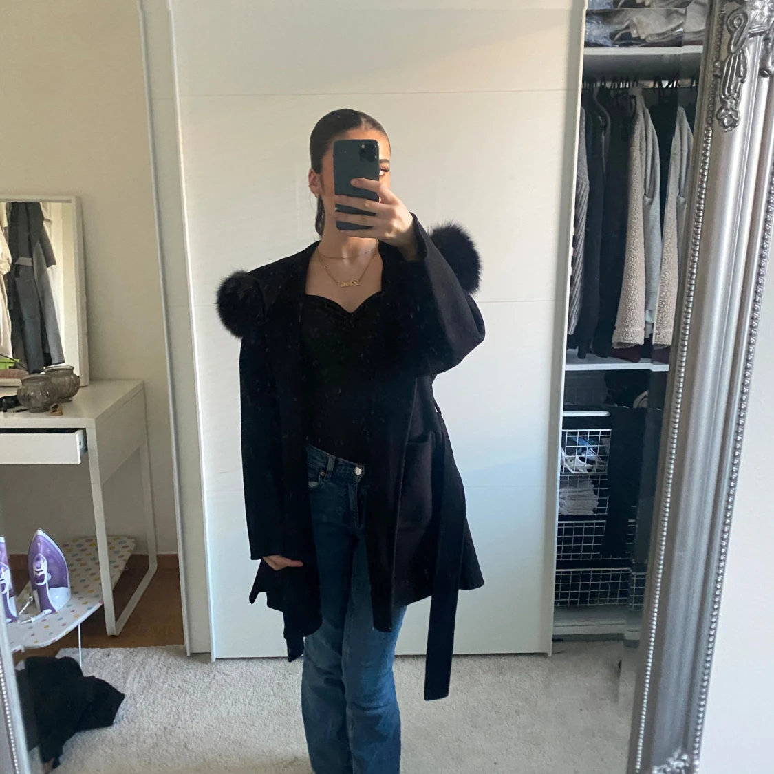 Svart kappa med äkta päls