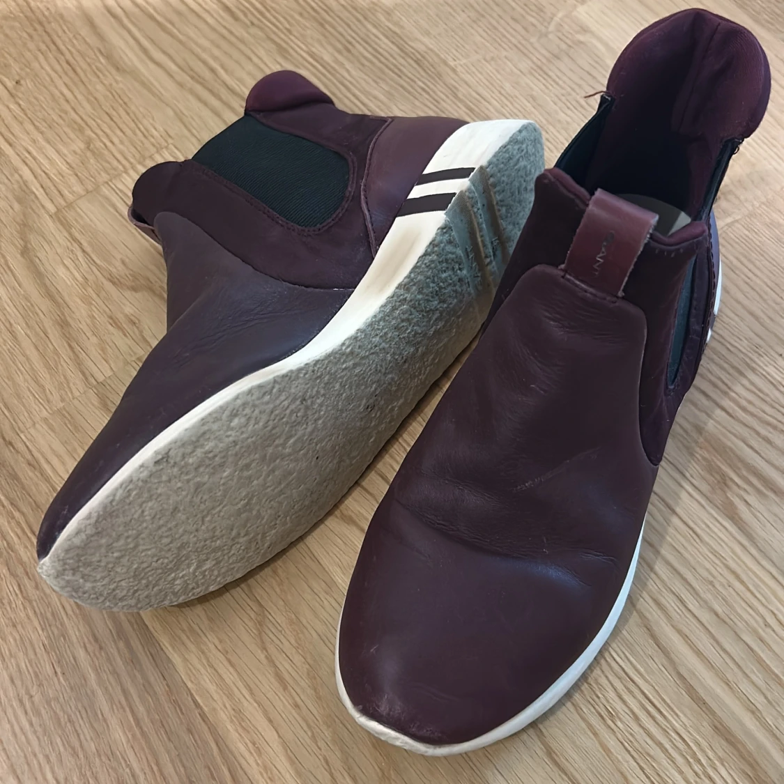 Vinröda chelsea boots från Gant - 2