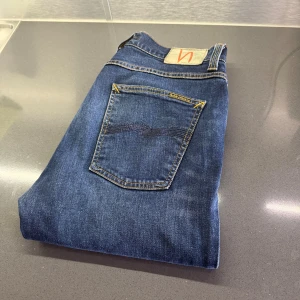 Nudie Jeans Lean Dean Ink Navy W31 L32 - Sjukt fina navy blue Nudie Jeans Lean Dean Ink Navy i storlek W31/L32. Mått - Midja: 40cm, Benlängd: 107cm. Modellen är 184cm & 63kg. Hör av dig vid funderingar!🤩
