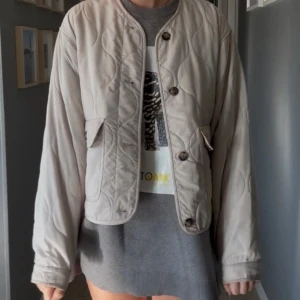 Beige quiltad höst jacka med knappar - Snygg beige quiltad jacka perfekt nu till hösten!🩷🩷