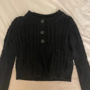 Svart stickad kofta från Esprit - Jättesnygg stickad kofta!