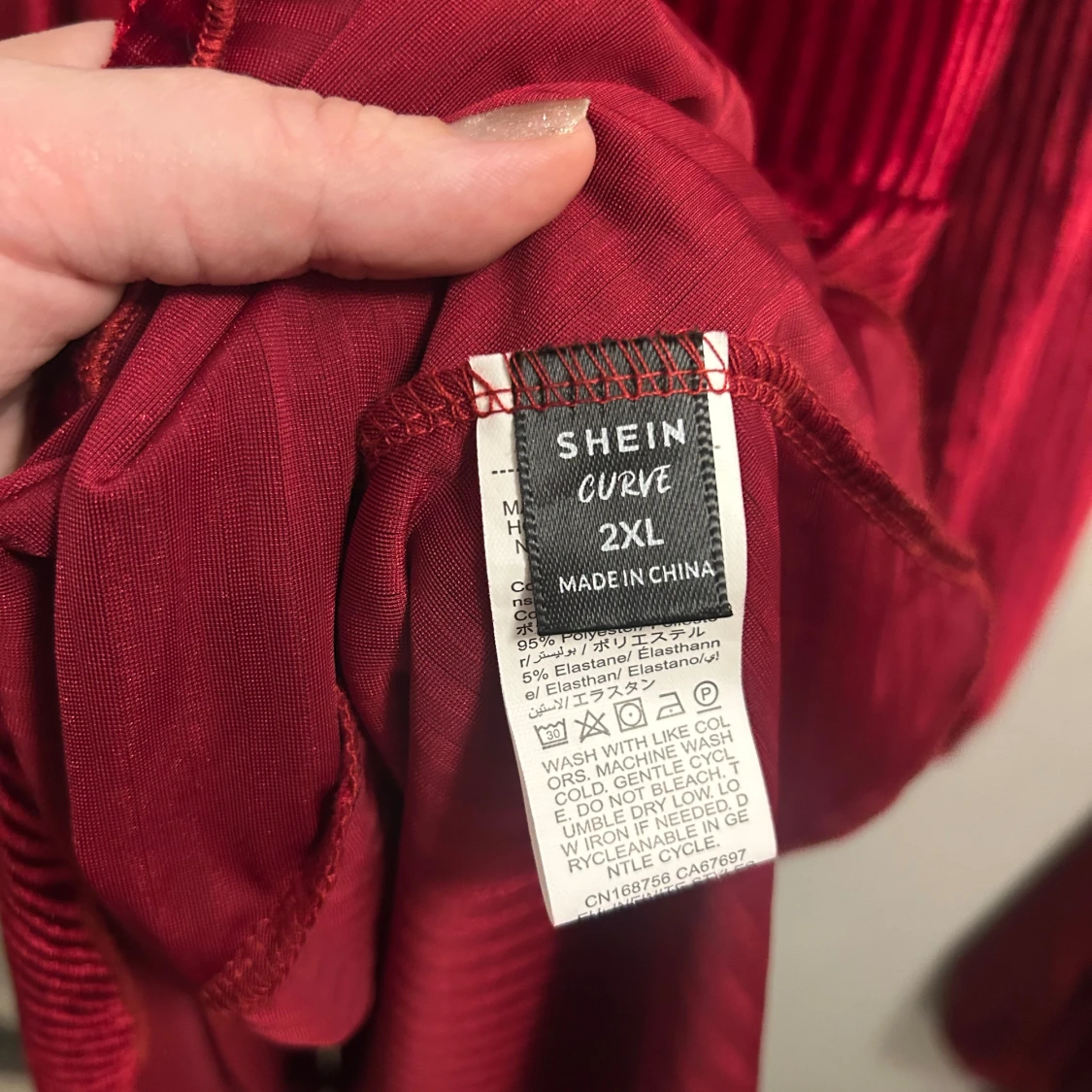 Röd sammetsklänning från SHEIN Curve - 2