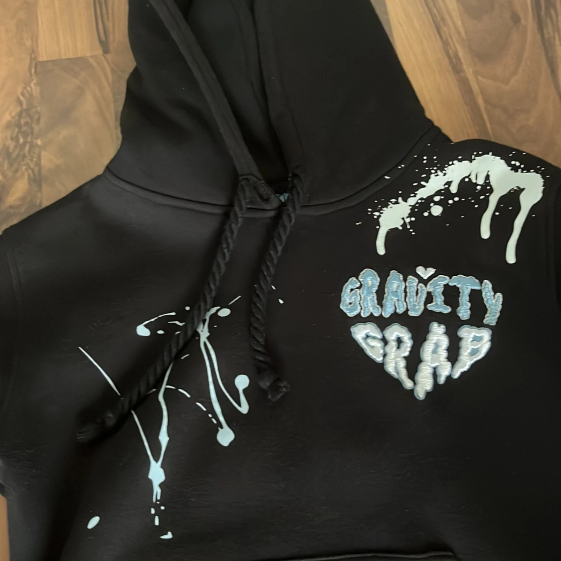Svart hoodie Gravity Grab med tryck - 2