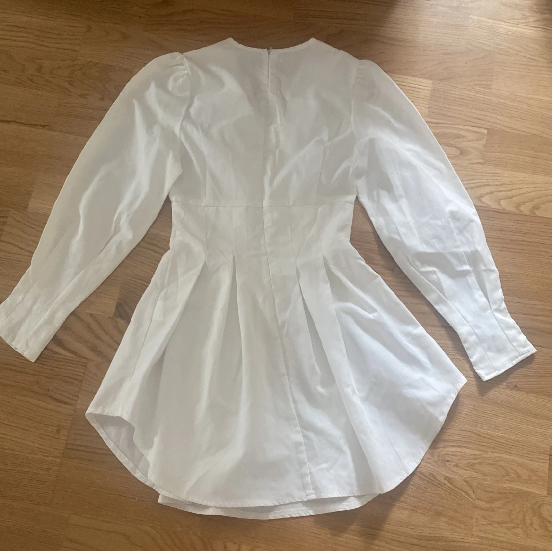 Vit kort klänning med lång ärm - 2