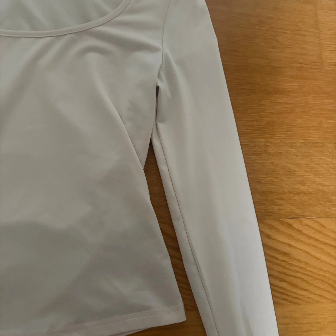 Vit långärmad topp med rund hals - 1