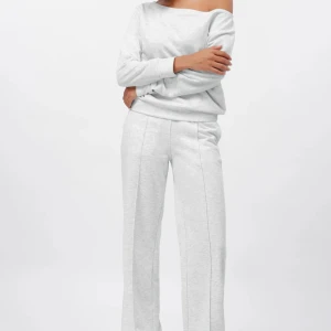 Ljusgrå offshoulder tröja från C&A - Supermjuk ljusgrå tröja från Even&Oddbmed offshoulder-skärning och långa ärmar. Tröjan har en relaxed fit och är gjord i bomullsblandning, perfekt för chill dagar. Enkel och stilren design som är lätt att matcha med allt. Helt ny!