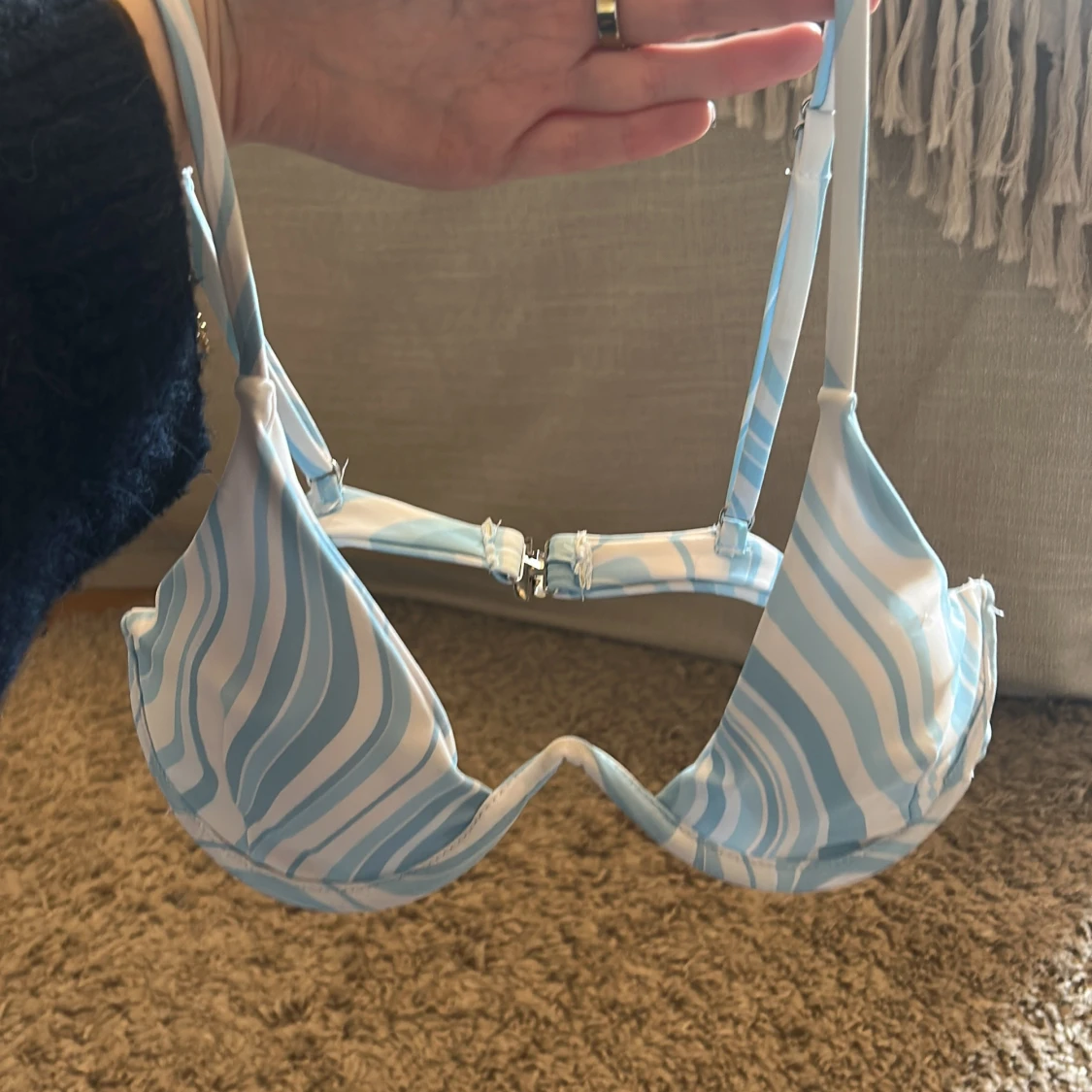 Blåvit bikini med vågigt mönster - 1