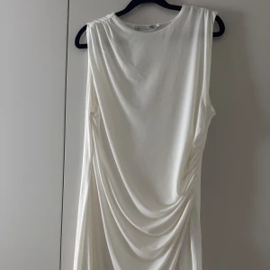 Vit draperad långklänning i satin - Elegant vit klarning från lager 157 använd 1 gång 