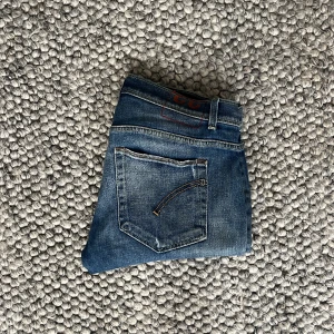 Dondup George Jeans 33 - Säljer ett par sköna Dondups i modellen George, storlek 33 i mörkblå färg, kriv vid fler frågor eller funderingar