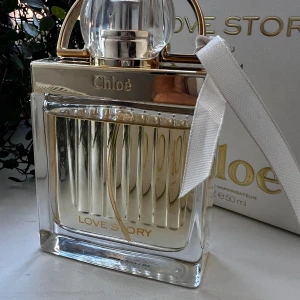 Chloé Love Story EdP 50ml - Chloé Love Story Eau de Parfum i en snygg 50 ml flaska. Perfekt för dig som vill ha en ikonisk och trendig doft på hyllan. Stilren design med vit rosett – en klassiker för unga som gillar mode och elegans. #parfum #chloe