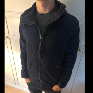 Marinblå vindjacka  - Snygg marinblå vindjacka från G-Star RAW med huva och dragkedja framtill. Modellen på bilden är ca 180 cm lång och väger 70 kg. Tveka inte på att kontakta mig vid minsta fundering🙌
