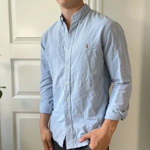 Ralph Lauren skjorta L slim fit  - Ralph Lauren skjorta L slim fit , inga defekter! Modellen är 180,75 kg och passar honom väldigt bra 😊
