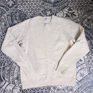 Uniqlo - Stickad Tröja - En skön ljusbeige stickad tröja från Uniqlo! | Mycket fint skick! Ytterst nopprig endast! | Krympt i tvätten och passar mer XS! | Längd: 58 cm Bredd: 45 cm | Vid frågor eller funderingar finns jag i DM! 📩 Mvh CVB Closet