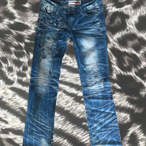 Blå jeans med broderade blommor - Jätte unika blå utsvängda jeans med broderade blommor och pärldetaljer på framsidan.  Midjemått tvärs över: 40cm🤍 Innerbenslängd: 80cm🤍 Totala längd: 97cm🤍Jeansen har ljusa tvättade partier för en cool look. Perfekta för dig som tycker om detaljerade jeans med mönster. Älskar dom verkligen men de passar inte mig längre så därav säljer jag dem. Tveka inte på att kontakta mig vid frågor och tryck gärna på köp nu.🩷