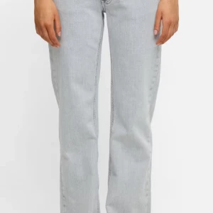 Gråa jeans från Bikbok - Snygga ljusgrå jeans från Bikbok (Never Denim) med raka ben och klassisk design. Jeansen har medelhög midja och är tillverkade i mjuk bomullsdenim. Perfekta för dig som gillar en clean och stilren look. De är i längd 24-32