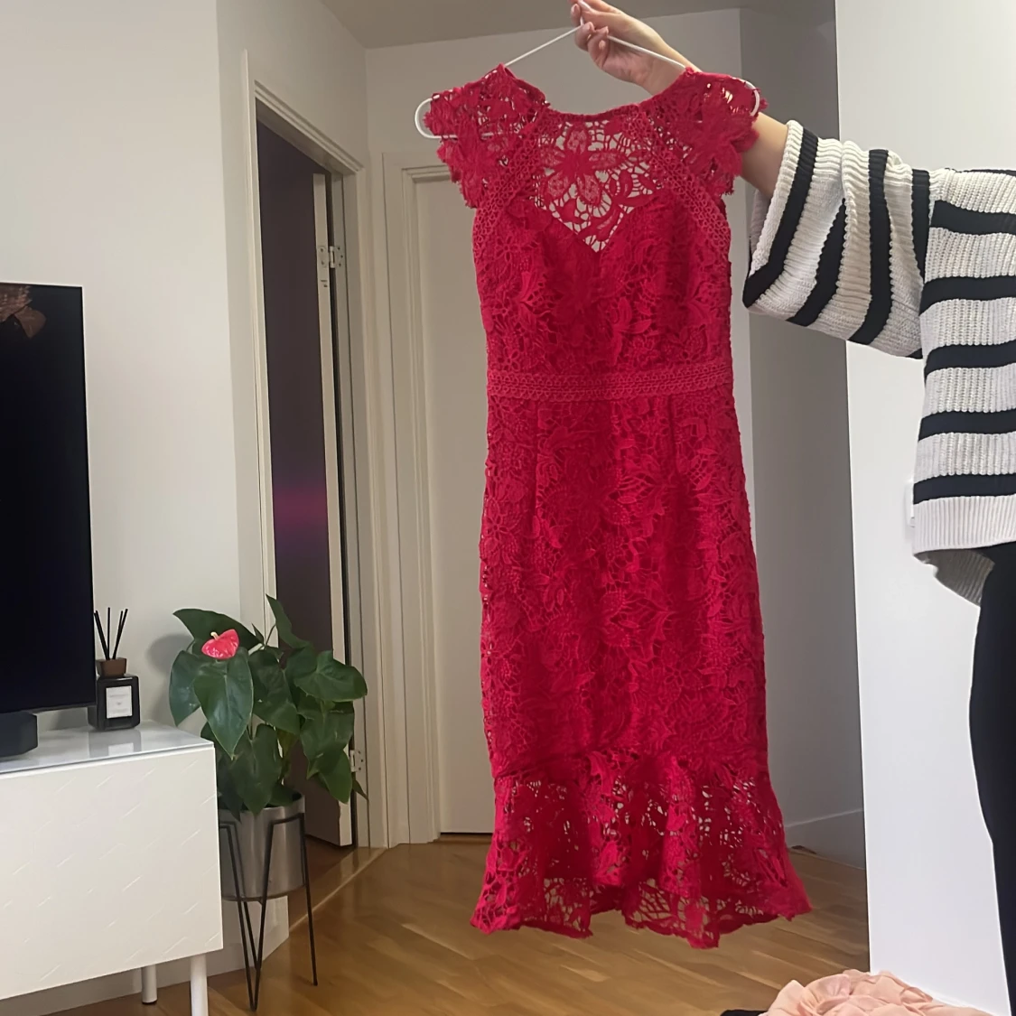 Röd spetsklänning med volang