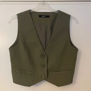 Grön väst - En grön väst från Gina Tricot i storlek S.   Oanvänd. 