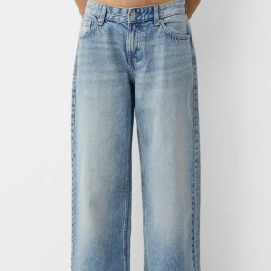 Ljusblå raka jeans med relaxed fit - Snygga ljusblå jeans med rak passform och relaxed fit. Jeansen har normal midja, långa ben och klassiska fem fickor. Tillverkade i 100% bomull utan stretch och med dold dragkedjegylf. Perfekta för en chill och avslappnad stil.