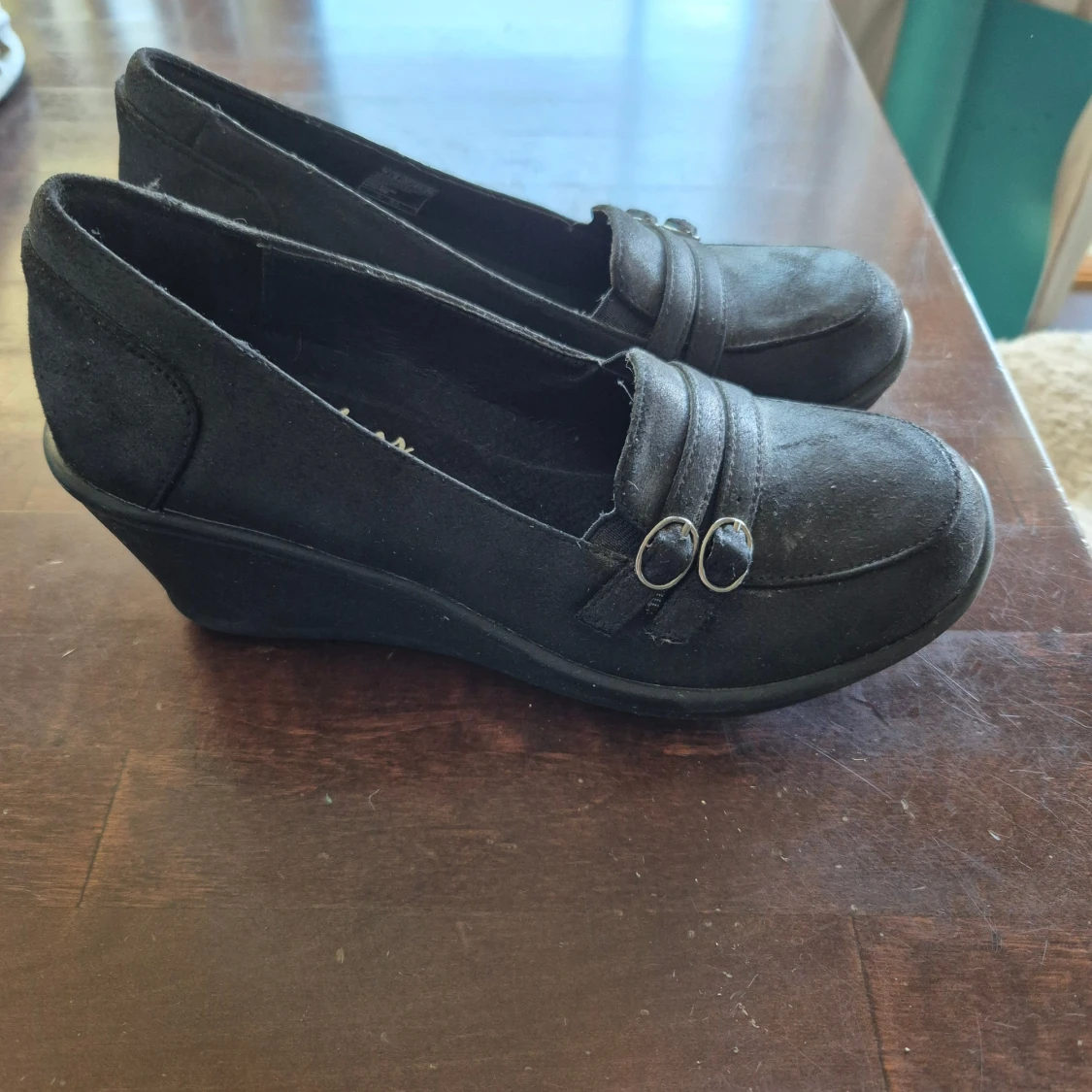 Svarta Skechers med kilklack - 1