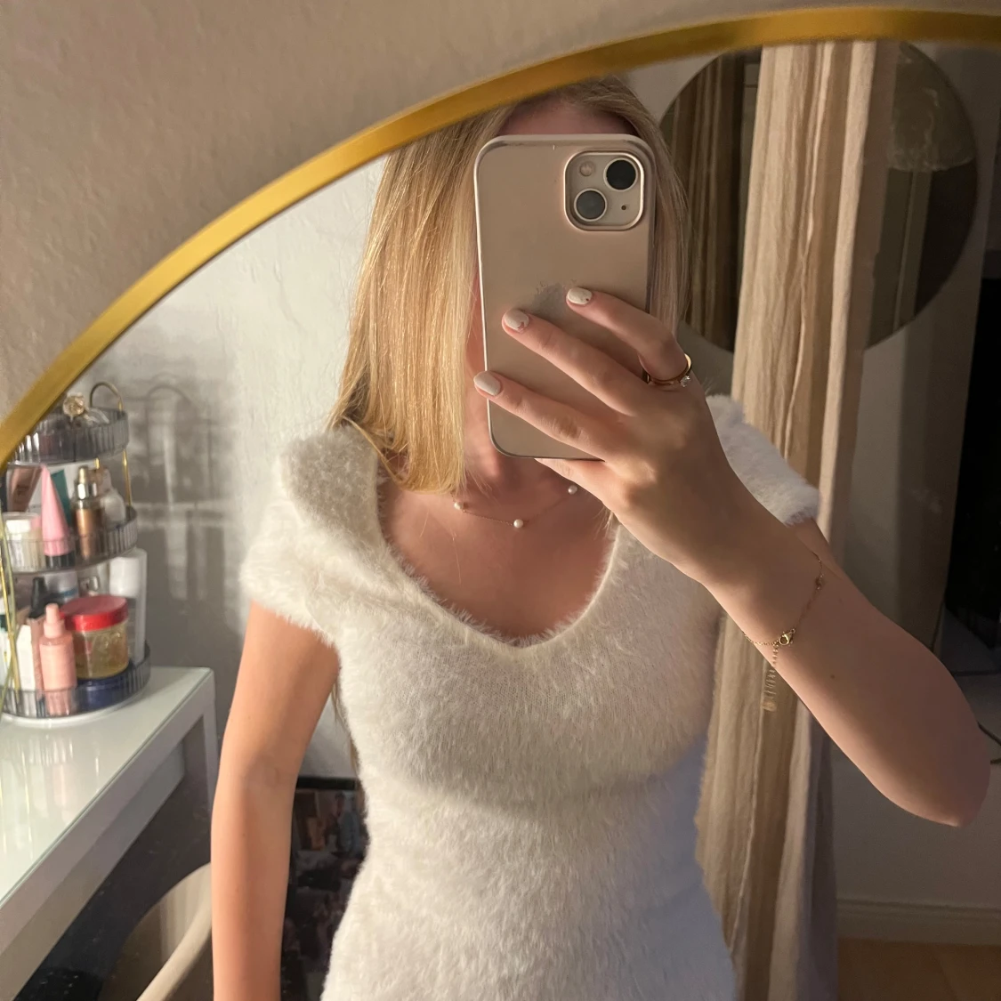 Vit fluffig stickad topp med v-ringning