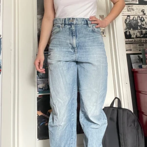 Jeans från Lindex - Jenas från Lindex i fint skick som är smått baggy. Jag kan mötas upp i Uddevalla centrum, annars fraktar jag gärna. Köparen står för frakten. (Står ej för postens slarv) katt finns i hemmet. 