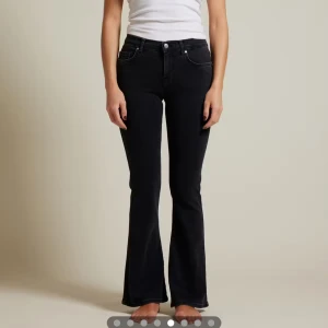 Svarta bootcut jeans low flare bik bok - Lågmidjade svarta föare jeans från Bik bok, storlek S, längd 33