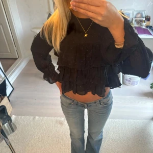 Svart volangblus  - Säljer denna as snygga glittriga toppen som funkar som både vardaglig och fest topp! Knappt använd!🤩💕 Passar xs-s skulle jag säga