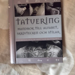 Tatuering: Handbok till alfabet, skrivtecken och stilar - Upptäck tatueringens värld med denna handbok! Lär dig om alfabet, skrivtecken och stilar, och få inspiration till egna texter och motiv. Perfekt för dig som är tatueringsentusiast eller vill veta mer om kroppskonst och typografi.