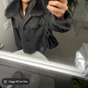 Meotine jacka - Snygg mörkgrå jacka. Jackan har flera stora fickor framtill, skriv för flera bilder eller frågor 💗