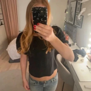 Svart topp med puffärmar - Säljer en svart croppad topp med puffiga korta ärmar. Använd någon enstaka gång💞💞