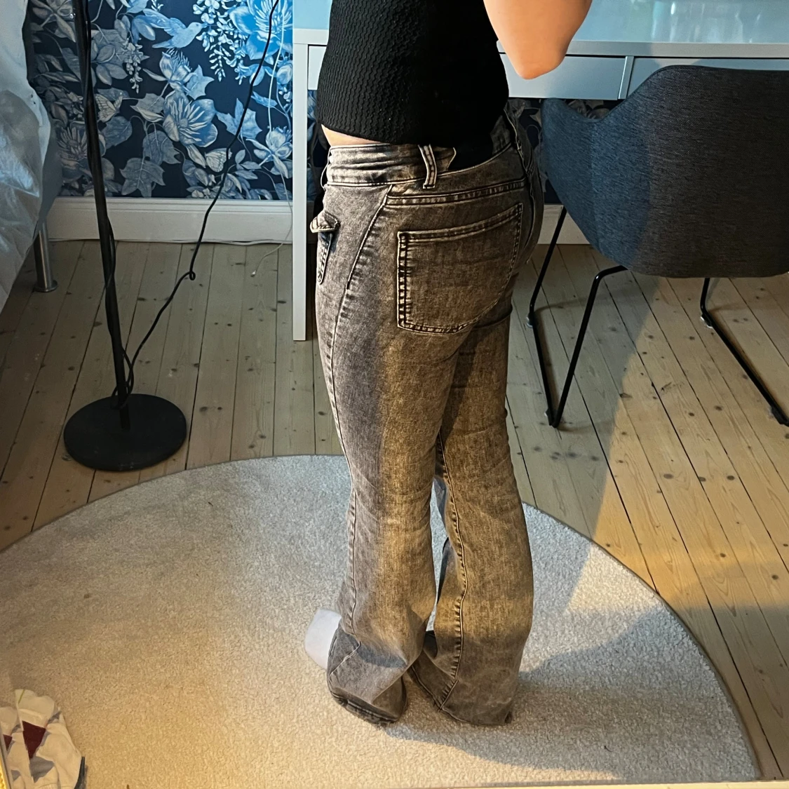 Grå bootcut jeans med fickdetaljer - 1