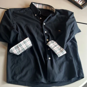 Svart Burberry skjorta M - Svart skjorta från Burberry storlek M