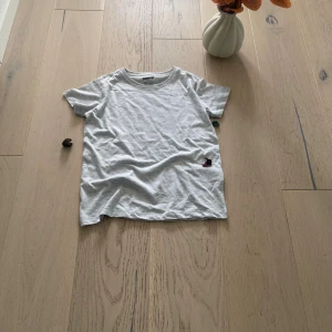 T-Shirt|Grått färg|146/152|Helt nytt| - En fint T-shirt att ha på helgen,aktiviteter och andra evenemanger. Väldigt fint kvalitet,  Pris kan diskuteras!  Perfekt för barn från 11-13 års åldern  Helt nytt!