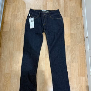 Mörkblå raka jeans från Clara - Mörkblå jeans från Clara med klassisk femficksdesign och kontrastsömmar. Jeansen har rak passform och normal midja, tillverkade i robust denim. Perfekta för dig som gillar en tidlös och clean look.
