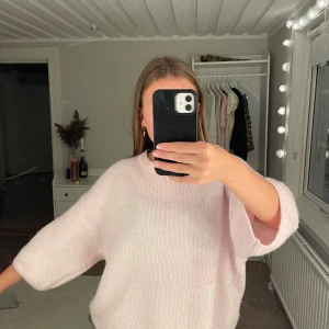 Ljusrosa stickad tröja Gina Tricot - Supermysig ljusrosa stickad tröja från Gina Tricot i st S. Nästan oanvänd då jag tycker den sticks lite på kroppen men funkar toppen med ett linne under💕
