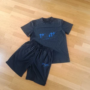 Trapstar Set  - Den är helt ny och har aldrig använts. Det är bara att skriva om det finns några frågor eller funderingar. Priset kan diskuteras. Fraktar inom 24H 