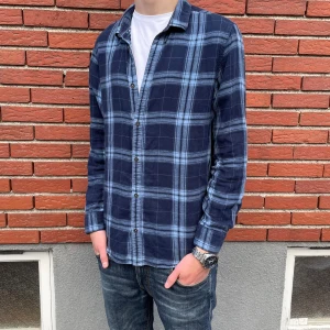 Rutig skjorta från Calvin Klein - Säljer nu en tvär fet skjorta från Calvin Klein!! Riktigt snyggt blått mönster. Denna är unik. Den är riktigt bra skick. 8.5/10. Hör av dig om du är intresserad 🤩