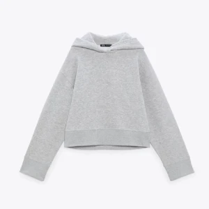 Zara hoodie  - Säljer denna fina hoodie från zara. Jättebra skick, säljer pga den inte kommer till användning. Använd fåtal gånger