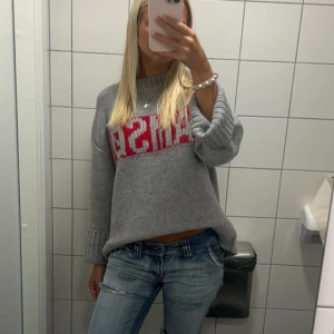 Stickad tröja Samsøe - Säljer denna stickade tröjan från Samsøe endast använd en gång så i nyskick! Köptes för en vecka sen för ca 2000kr på zalando💋❤️🫰🫰