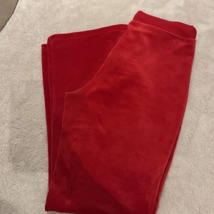 Röda mjukisbyxor från Lindex S - Riktigt mjuka och sköna röda mjukisbyxor från Lindex i storlek S. Byxorna har dragsko i midjan och är gjorda i ett sammetsliknande material som känns lyxigt mot huden. Perfekta för chill dagar hemma eller när du vill vara extra bekväm.