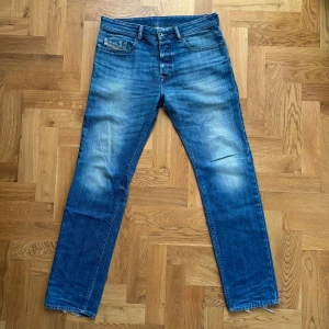 Diesel jeans - Säljer ett par snygga jeans från diesel industry. Storlek W31 midjemått 88cm. Riktigt snygg wash på jeansen och sitter väldigt bra! Modellen är 186 och väger runt 70kg. Skriv för fler frågor!